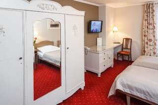 Отель Hotel Czarna Róża Торунь Двухместный номер с 2 отдельными кроватями-7