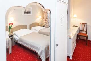 Отель Hotel Czarna Róża Торунь Двухместный номер с 2 отдельными кроватями-10